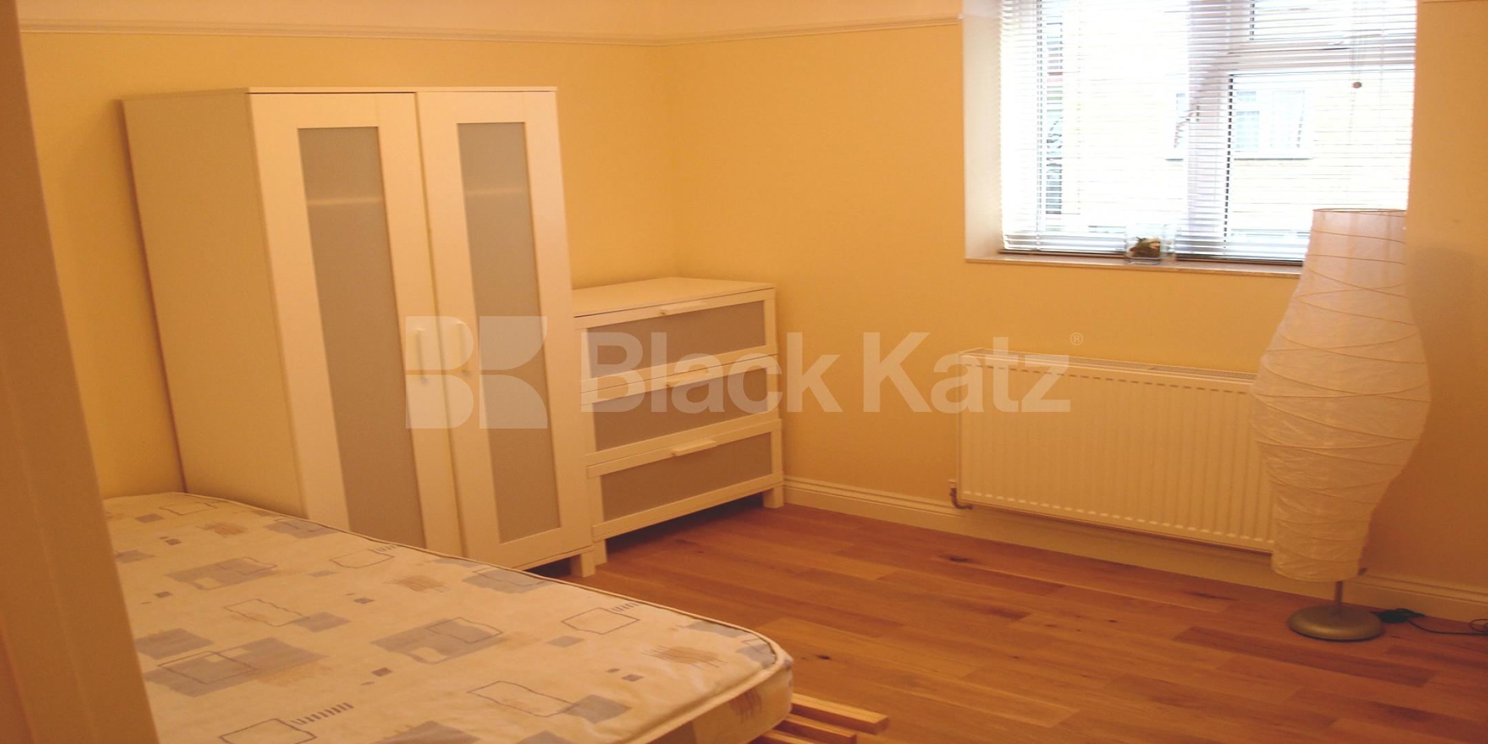 			GREAT FOR 3 SHARERS!, 2 Bedroom, 1 bath, 1 reception Flat			 Hall Place, LITTLE VENICE